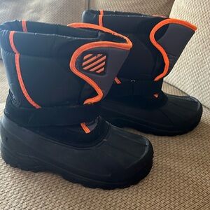 Youth Snow Boots 
Size 4